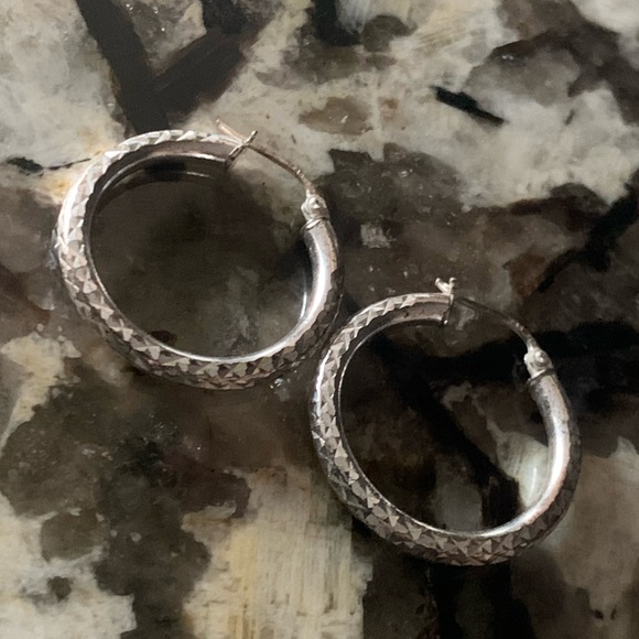 Thai Sterling Silver Diamond Cut Tube Hoop Earrings, Stamped 925 - Picture 8 of 10